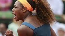 ANO! Serena Williamsová slaví povedený úder ve finále Roland Garros.