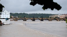 Pohled na Sovovy mlýny a Karlův most Pohled na Sovovy mlýny a Karlův most