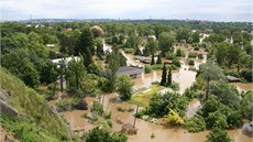 Pohled ze Zakázanky na dolní stanici lanovky v praské zoo. Zatravnná stecha