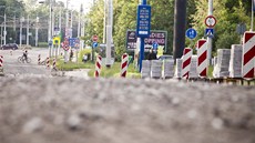 Na opravované silnici se mnoho dělníků nepohybuje. Na opravované silnici se mnoho dělníků nepohybuje.