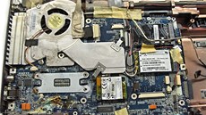 Vytopený notebook Toshiba v servisu CSF. Na základní desce vidíte usazeniny a... Vytopený notebook Toshiba v servisu CSF. Na základní desce vidíte usazeniny a...