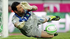 RYCHLE NA ZEM. Italský branká Gianluigi Buffon musel v úvodních minutách...