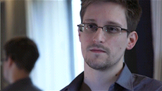 Edward Snowden jako technický asistent díve pracoval pro CIA a NSA. Tisku...