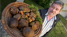 Miroslav Hofrajtr z Chebu chodí na hřiby kováře k německým hranicím. Miroslav Hofrajtr z Chebu chodí na hřiby kováře k německým hranicím.