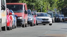 Zácpa v ulici Na Roudné kvli uzavírce mostu na Jatení tíd v Plzni. Tu si...