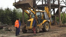 Ukradený traktorbagr JCB 3CX má na místě zadní malé lžíce instalováno bourací Ukradený traktorbagr JCB 3CX má na místě zadní malé lžíce instalováno bourací