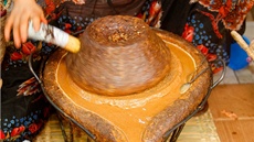 Arganový olej se vyrábí tradiními metodami. Beberské eny z pasty získávají...