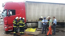 idi kamionu prorazil v Olomouci nádr o obrubník a do kanalizace z ní vyteklo