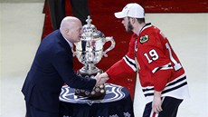 Jonathan Toews pebírá za Chicago Blackhawks pohár pro vítze Západní