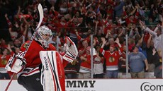 Corey Crawford z Chicaga oslavuje postup do finále Stanley Cupu.