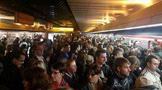 Chaos v metru na lince B. Mezi stanicemi Nové Butovice a Radlická jezdí jediná Chaos v metru na lince B. Mezi stanicemi Nové Butovice a Radlická jezdí jediná