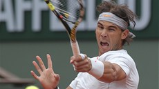 TO BUDE RÁNA. panlský tenista Rafael Nadal posílá míek na stranu Davida...