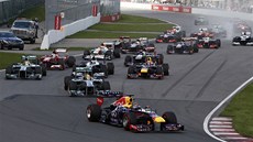 START. Sebastian Vettel s Red Bullem vede startovní pole do první zatáky Velké