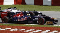 Francouzský pilot Jean-Eric Vergne s vozem Toro Rosso zápolí ve Velké cen