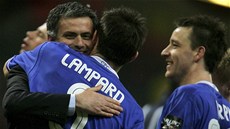 SE SVÝMI OBLÍBENCI. Takhle se v roce 2005 radoval Mourinho s Frankem Lampardem