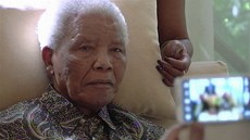 Nelson Mandela na snímku z konce dubna 2013, ti týdny po proputní z nemocnice