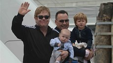 Elton John, David Furnish a jejich synové Zachary a Elijah (30. kvtna 2013)