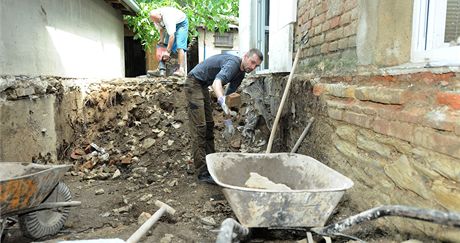 Pi povodních dobrovolníci vytopeným lidem na Litomicku vyklidili domy, otloukli omítky a vyistili ulice.