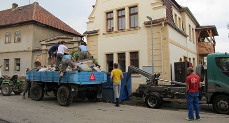 Po povodni dobrovolníci z camphillu v eských Kopistech pomohli odvézt deset