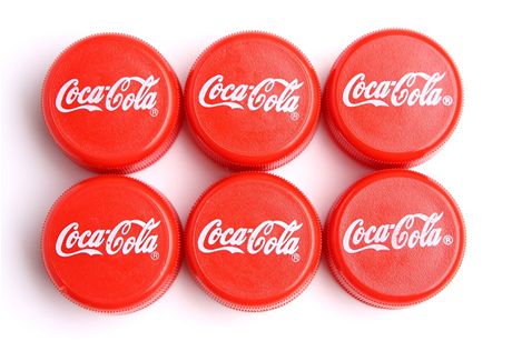 Víky s volnými minutami budou disponovat pllitrové lahve Coca-Coly