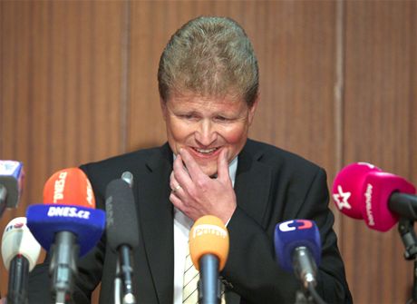 Státní zástupce Ivo Itvan poádal Snmovnu o stáhnutí své ádosti vydat expremiéra Petra Nease k trestnímu stíhání.