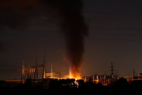 Loni v ervnu se po výbuchu v praské rozvodn ocitla plka hlavního msta bez proudu (18. ervna 2013)