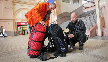 Dobrovolníci Tomá Procházka (vpravo) a Jií Sieger vyrazili na pomoc lidem,