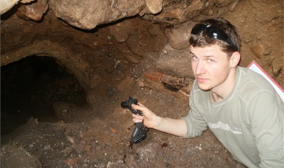 Archeolog Vojtch Peksa v propadlin, která odhalila kadaská sklepení. 