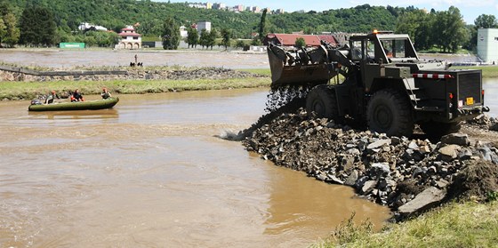 Vojáci naváejí su, aby zahradili plavební kanál u Císaského ostrova v Praze