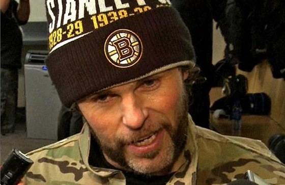 VOJÁK JÁGR. Slavný hokejista oblékl po vítzství nad Pittsburghem maskáovou