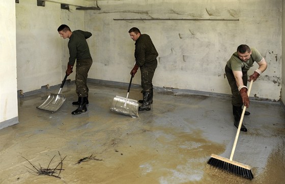 Na Stekovském nábeí v Ústí nad Labem lidé vyklízejí a odváejí zatopené vci