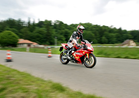 Sraz motorká Neij vteinou u sloupsko - oovských jeskyní, ukázka z