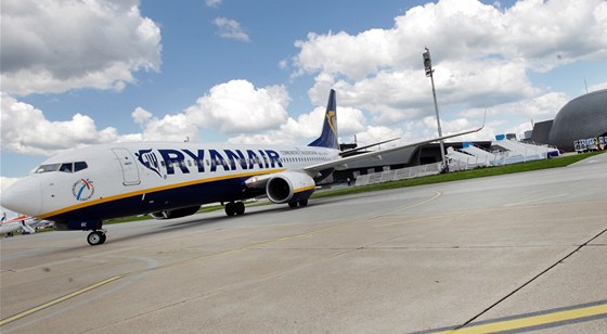 Letoun spolenosti Ryanair na brnnském letiti.