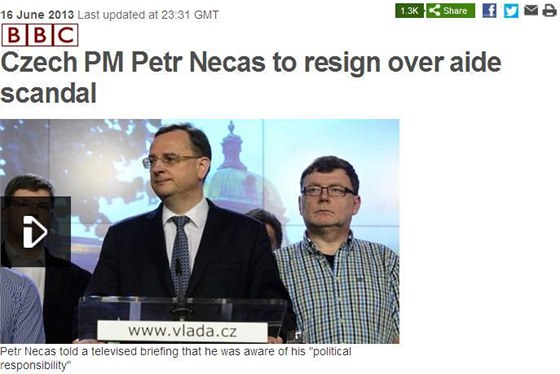 O odstoupení premiéra Petra Nease informoval i britský server BBC. 