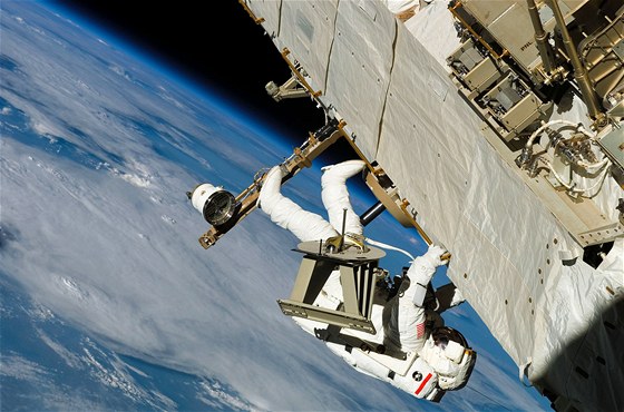 Americký astronaut Jeffrey Williams u mezinárodní stanice ISS.