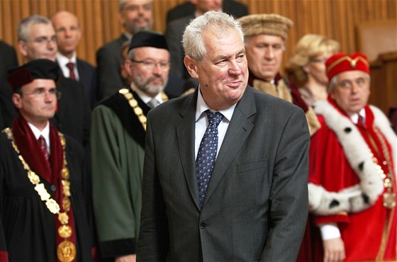 V ervnu jmenoval prezident Zeman pes 60 nových profesor. Své pravomoci (a povinnosti) se ale chce zbavit. Poslanci souhlasili.