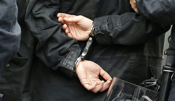Nejstarí z obvinných eká v policejní cele na rozhodnutí o uvalení vazby. Ilustraní snímek