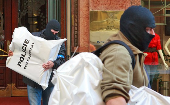 Policie odváí materiály z kanceláe Iva Rittiga v ulici U Prané brány v