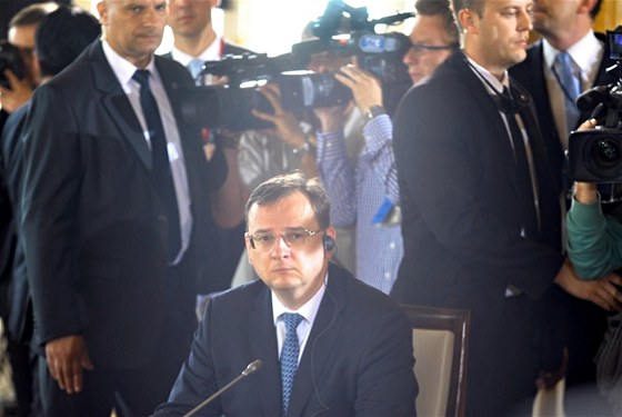 Premiér Petr Neas je na jednáních v Polsku, doma ho ekají horké chvilky.