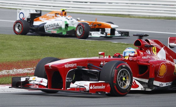 PO STARTU. Fernando Alonso si dojel v Kanad pro druhé místo. Za ním jede Adrian Sutil, který ho práv pustil vped.