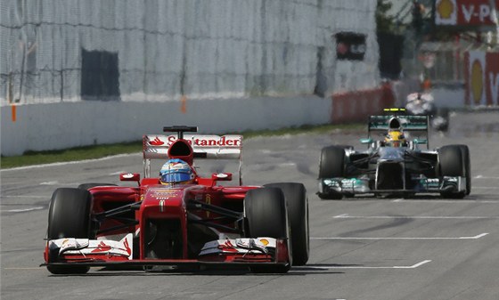 NESTAÍ. Lewis Hamilton s vozem Mercedes za Fernandem Alonsem na Ferrari.