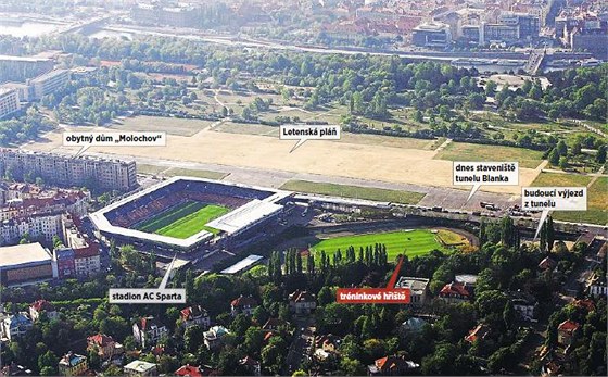 Letecký snímek zachycuje stadion Sparty na Letné jet ped stavbou tunelového