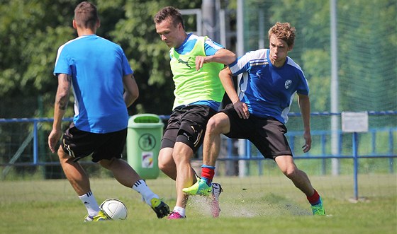 Stanislav Tecl (uprosted) se probíjí na úvodním plzeském tréninku v letní...