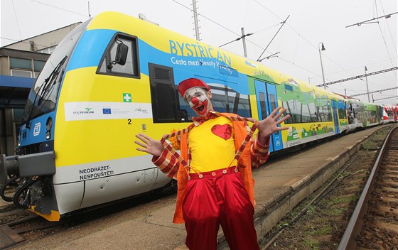 Vysoinu brázdí estice nov a pestrobarevn polepených motorák. Zvou na