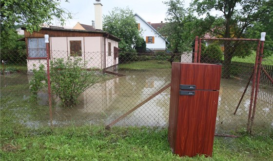 Voda, která se prohnala v nedli veer Hoepníkem na Pelhimovsku, zaplavila