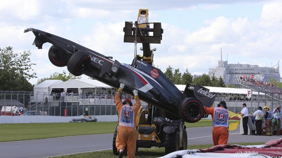 Jeáb zvedá pokozený monopost Sauber po havárii Estebana Gutiérreze pi Velké