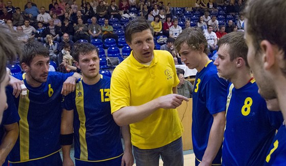 Trenér Andrej Titkov udluje pokyny, házenkái Zlína naslouchají. 