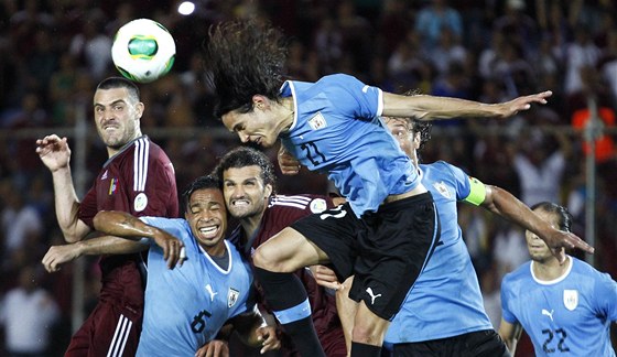 Uruguayský fotbalista Edinson Cavani hlavikuje v utkání s Venezuelou.
