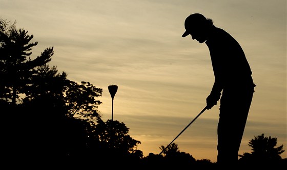 ZA SOUMRAKU. Phil Mickelson na golfovém US Open.