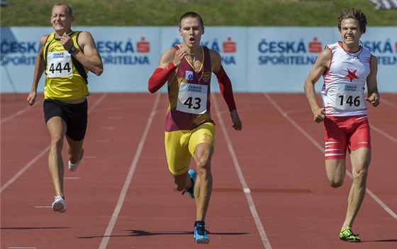 Pavel Maslák na eském mistrovství v Táboe v bhu na 200 metr, vpravo Jan